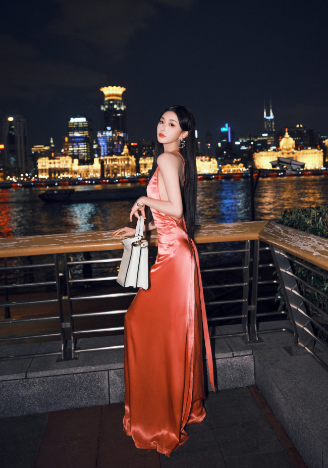 ​孔雪儿深夜时尚大片 穿露背长裙曲线完美
