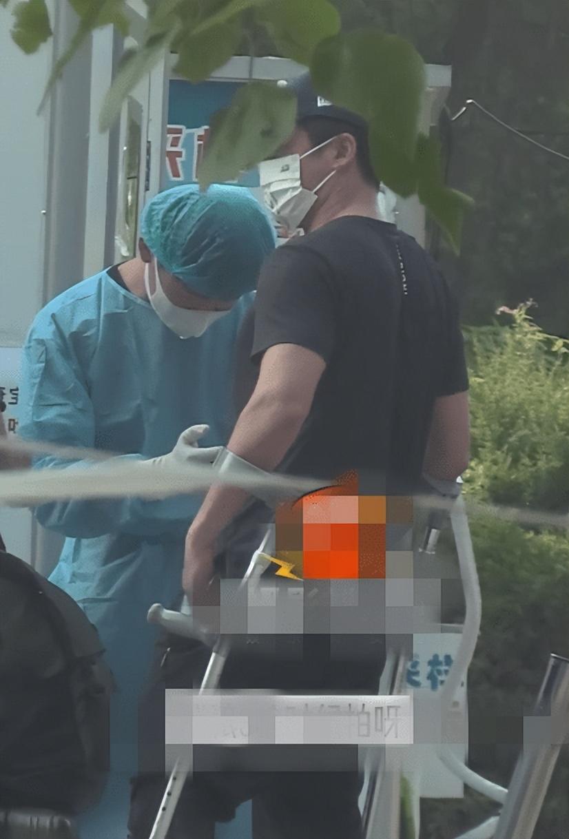 吴京拄拐独自做核酸 肌肉发达步伐矫健如履平地