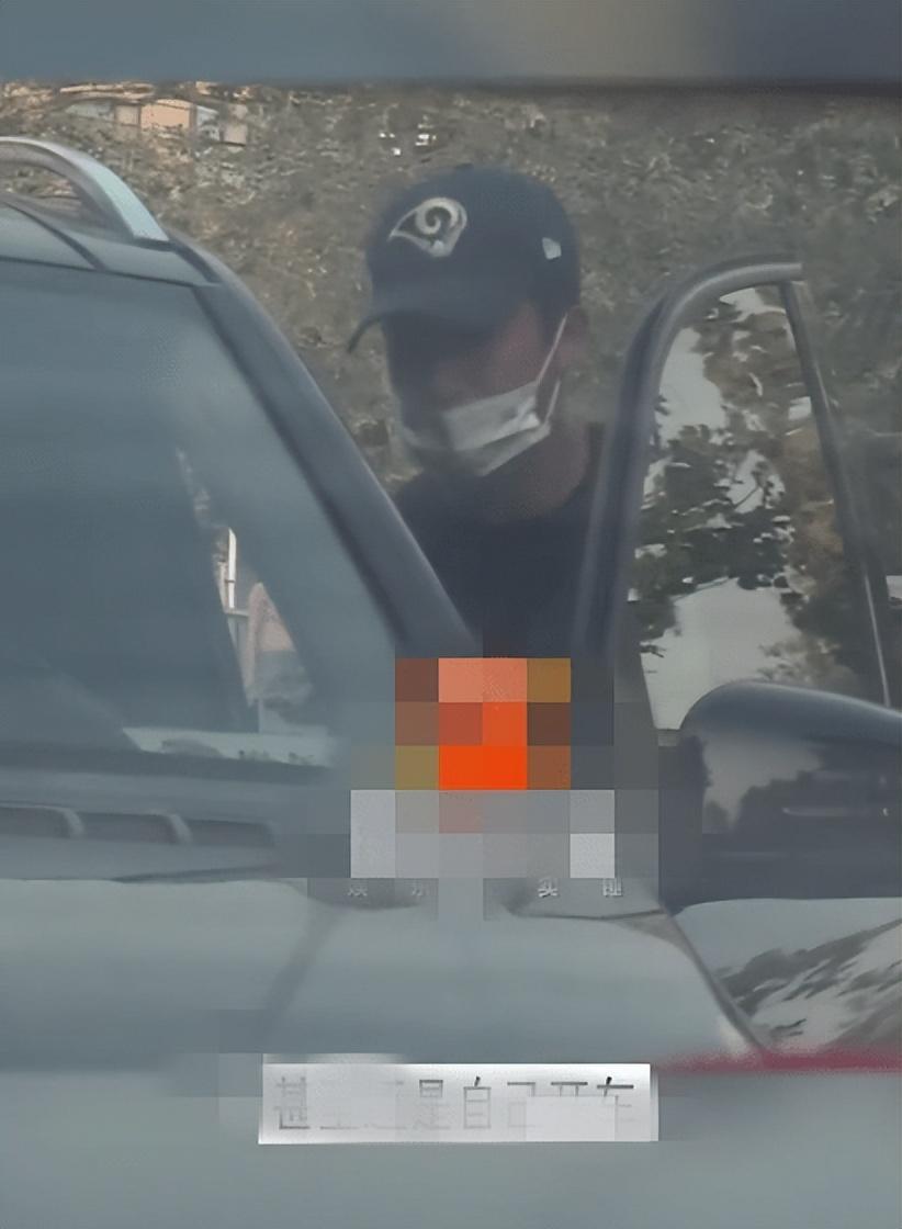 吴京拄拐独自做核酸 肌肉发达步伐矫健如履平地