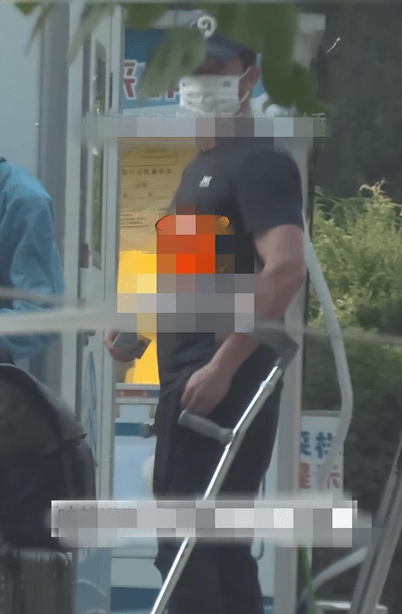 吴京拄拐独自做核酸 肌肉发达步伐矫健如履平地
