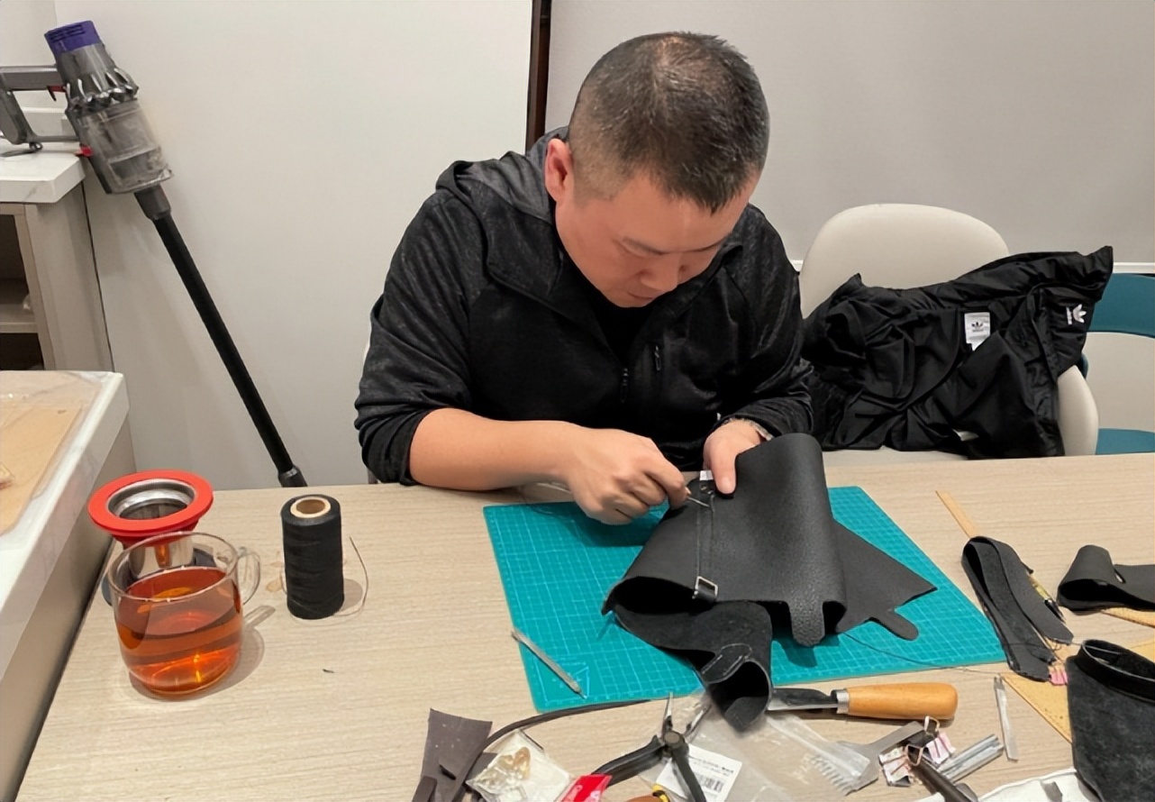 骑着小摩托载岳(骑着的小摩托)