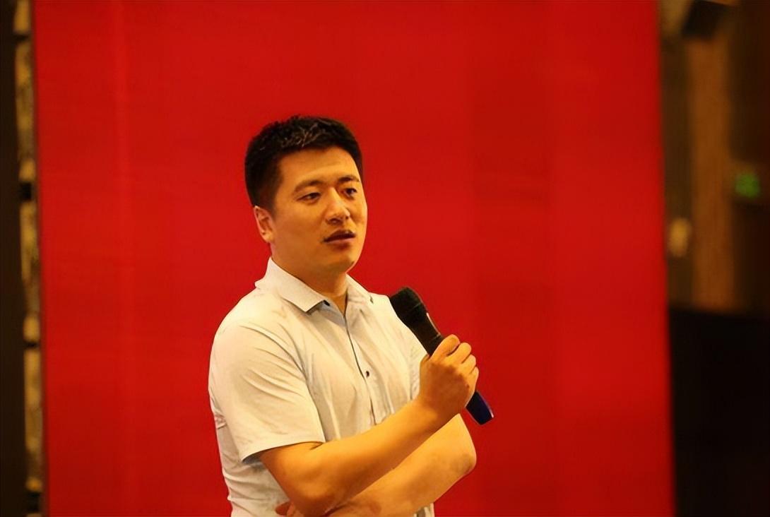 网红考研教师张雪峰:从网络红人到千夫所指,他究竟错在哪里?