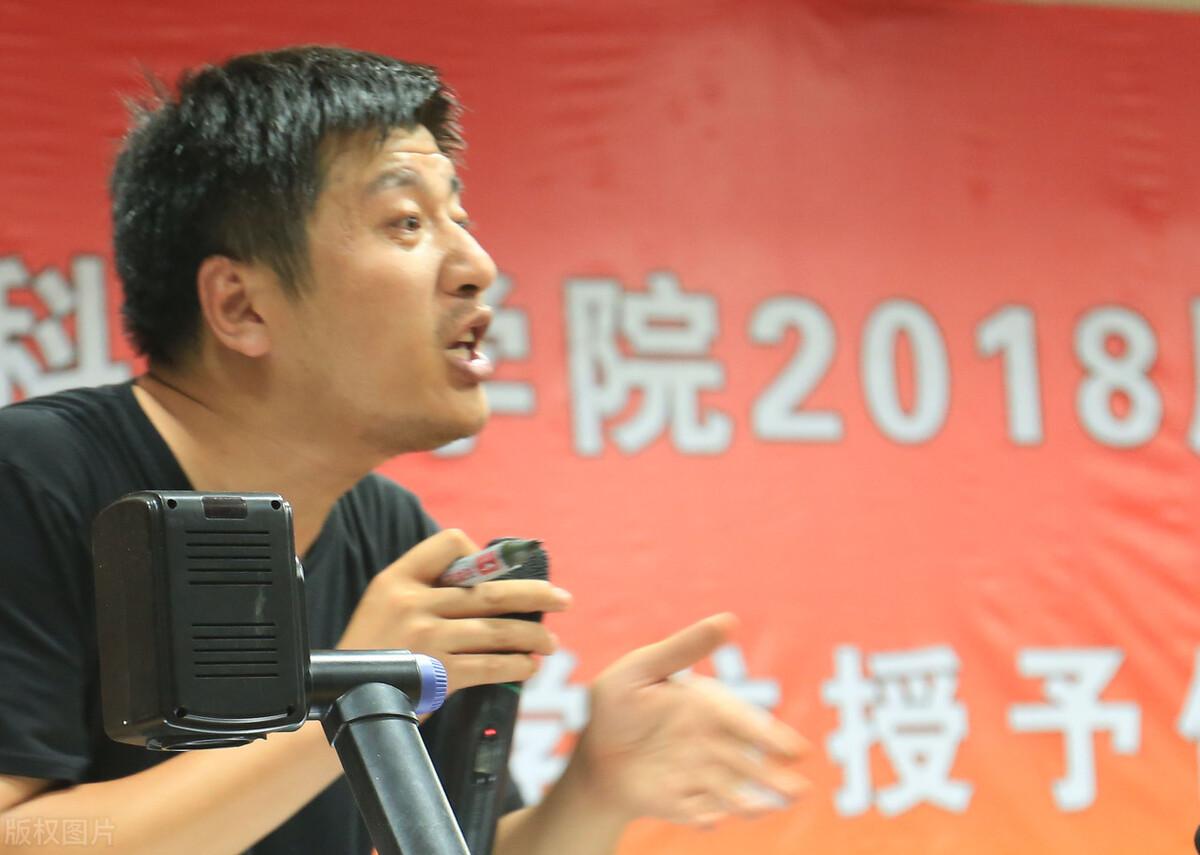 网红考研教师张雪峰:从网络红人到千夫所指,他究竟错在哪里?
