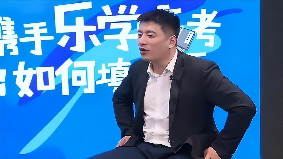 网红考研教师张雪峰:从网络红人到千夫所指,他究竟错在哪里?