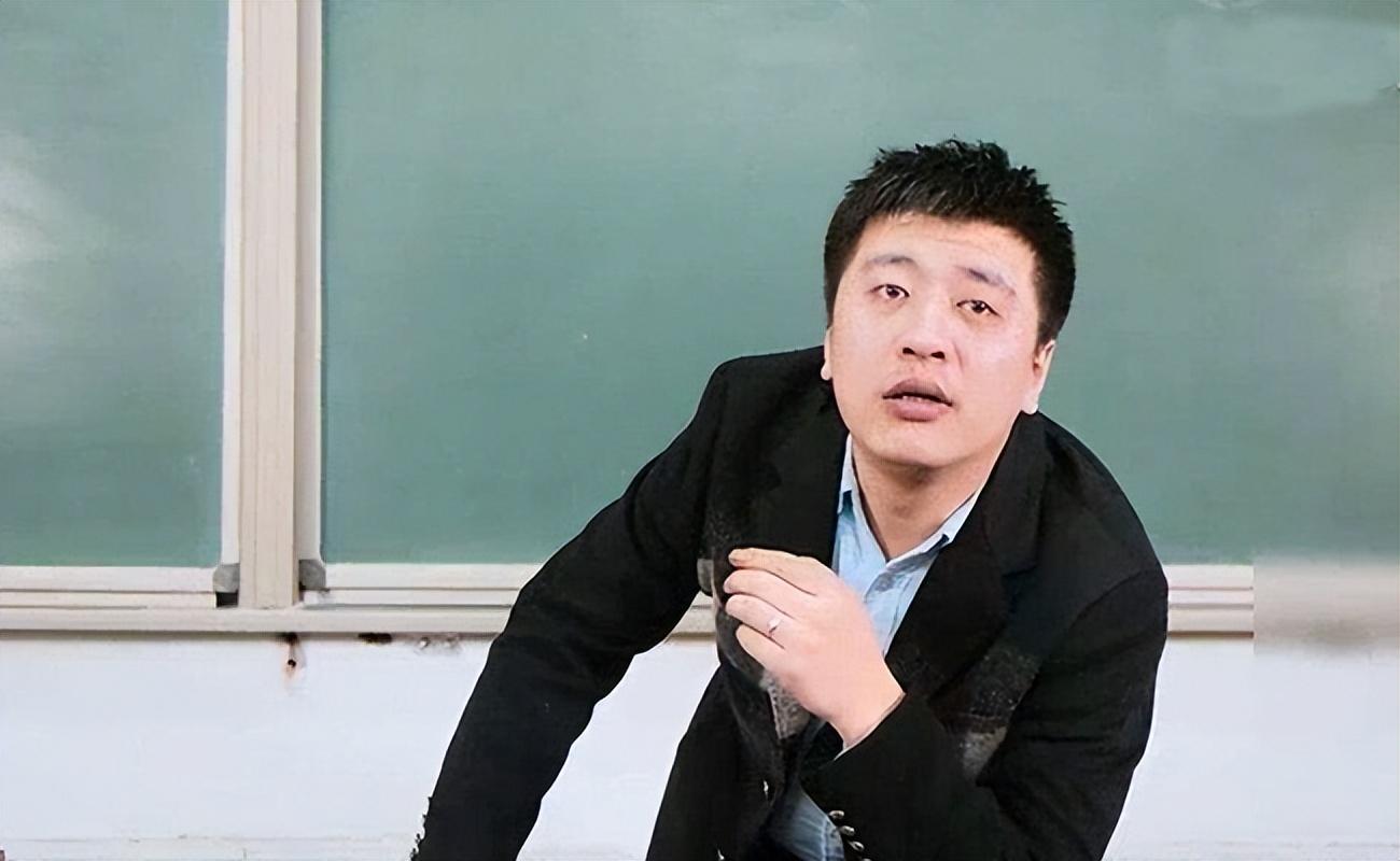 网红考研教师张雪峰:从网络红人到千夫所指,他究竟错在哪里?