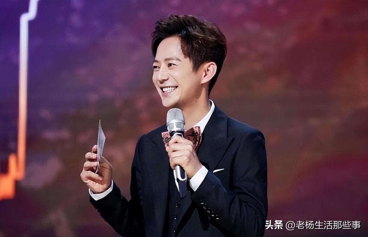 48岁的年龄,何炅完美诠释什么是坚持,普通人别抱怨命运不公了!