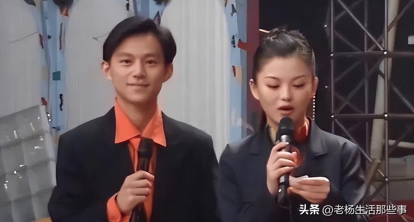 48岁的年龄,何炅完美诠释什么是坚持,普通人别抱怨命运不公了!