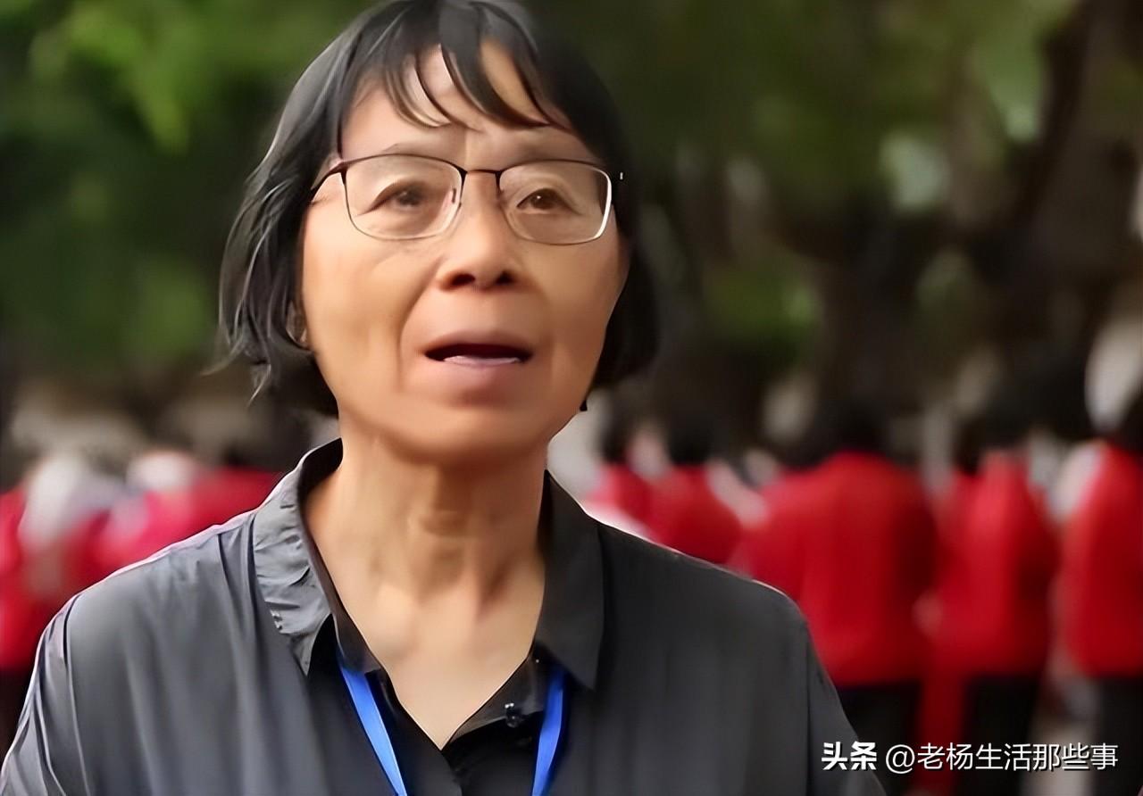 48岁的年龄,何炅完美诠释什么是坚持,普通人别抱怨命运不公了!