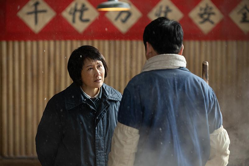 59岁张凯丽晒采访照,网友一眼识破她的“心机”,衣服有亮点