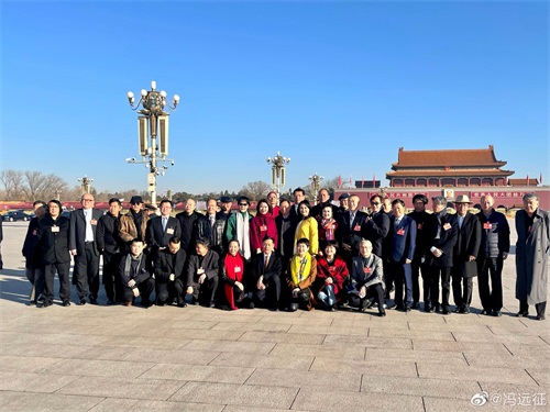 59岁张凯丽晒采访照,网友一眼识破她的“心机”,衣服有亮点