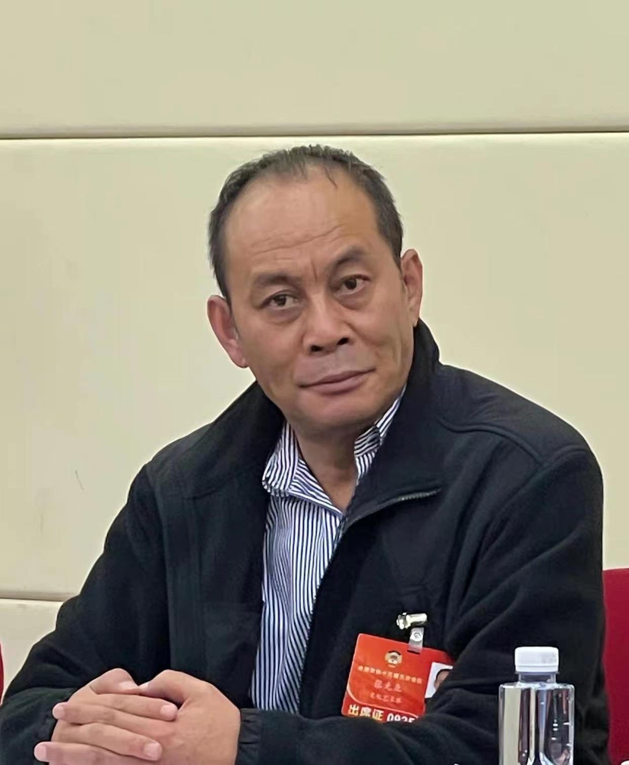 59岁张凯丽晒采访照,网友一眼识破她的“心机”,衣服有亮点