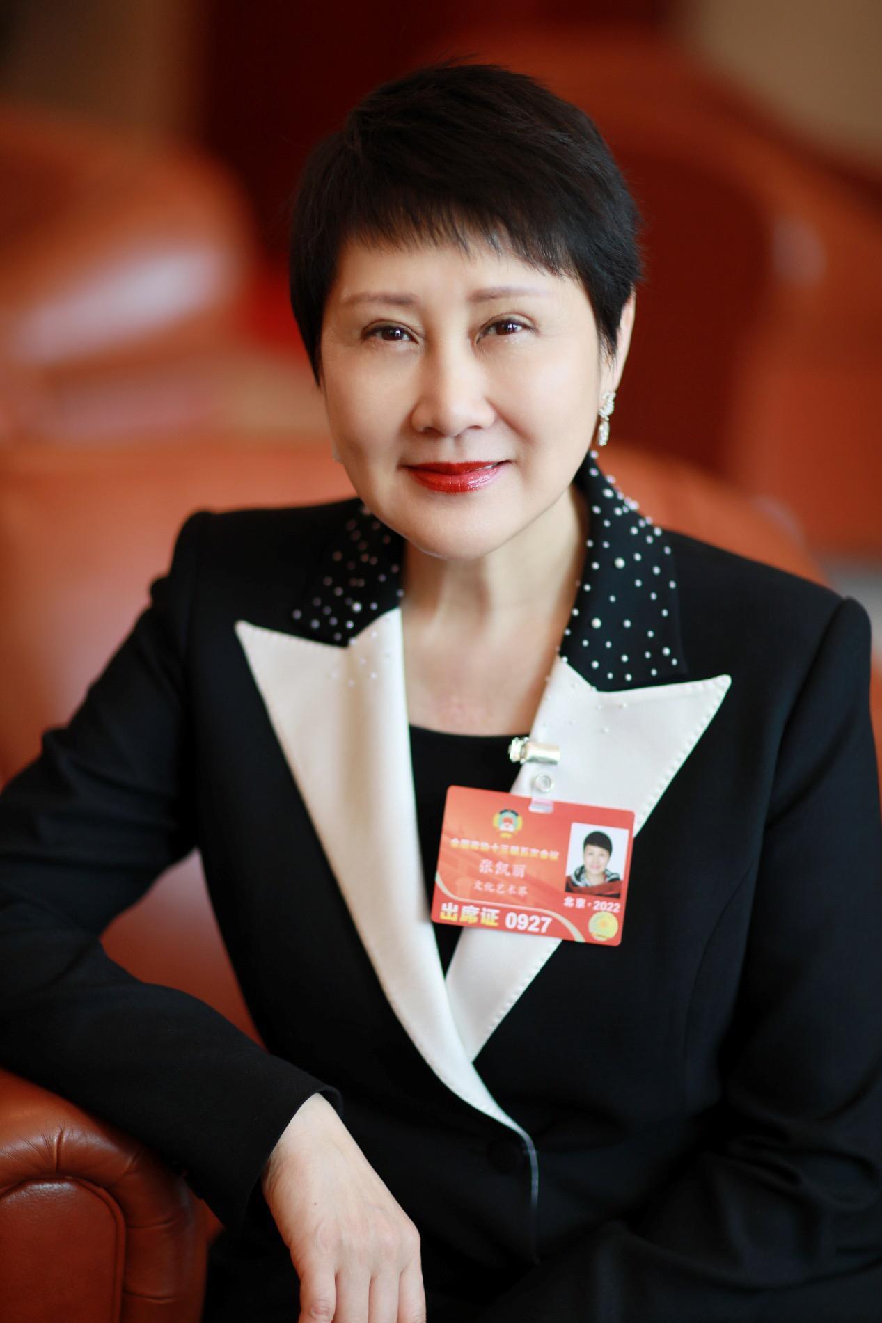 59岁张凯丽晒采访照,网友一眼识破她的“心机”,衣服有亮点