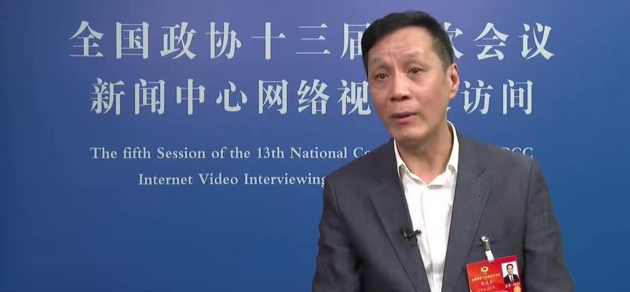 59岁张凯丽晒采访照,网友一眼识破她的“心机”,衣服有亮点