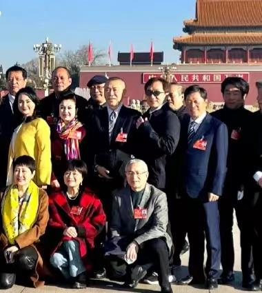 59岁张凯丽晒采访照,网友一眼识破她的“心机”,衣服有亮点