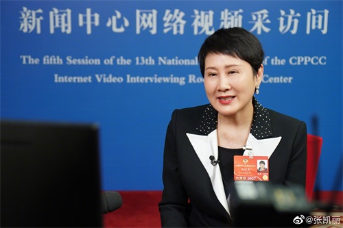 59岁张凯丽晒采访照,网友一眼识破她的“心机”,衣服有亮点