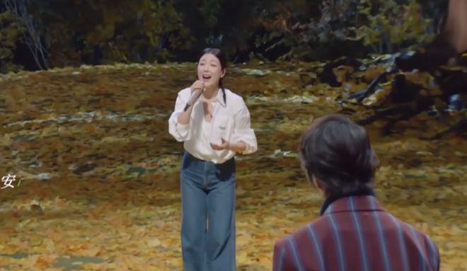 她的一首《祝你平安》爆火,50岁复出,只因身边人一句话