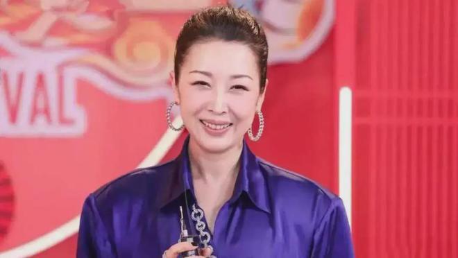 她的一首《祝你平安》爆火,50岁复出,只因身边人一句话