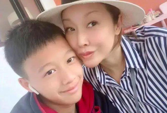 她的一首《祝你平安》爆火,50岁复出,只因身边人一句话