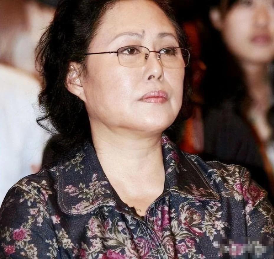 74岁斯琴高娃近况:瑞士老公已去世,她回到国内生活