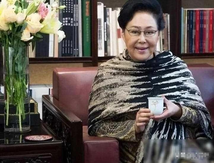 74岁斯琴高娃近况:瑞士老公已去世,她回到国内生活