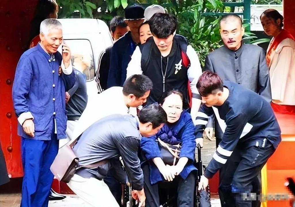 74岁斯琴高娃近况:瑞士老公已去世,她回到国内生活