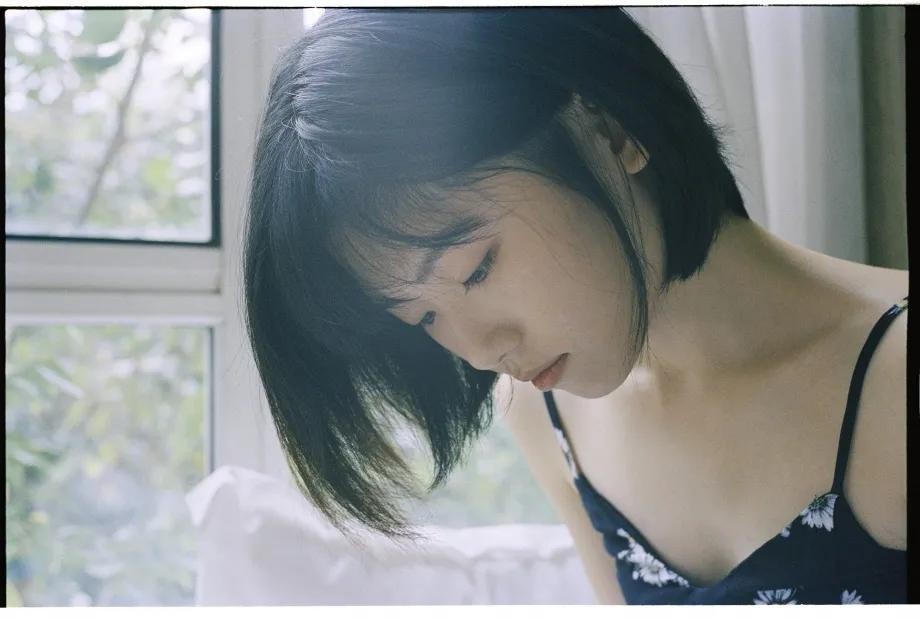 00后学妹夏日清新写真图片