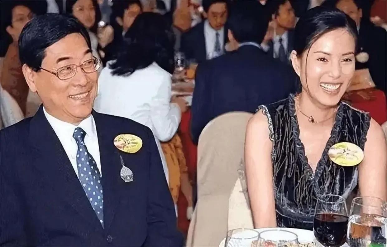 劲爆!昔日小龙女被富商“玩弄”十年,还倒贴数亿!下场太凄惨