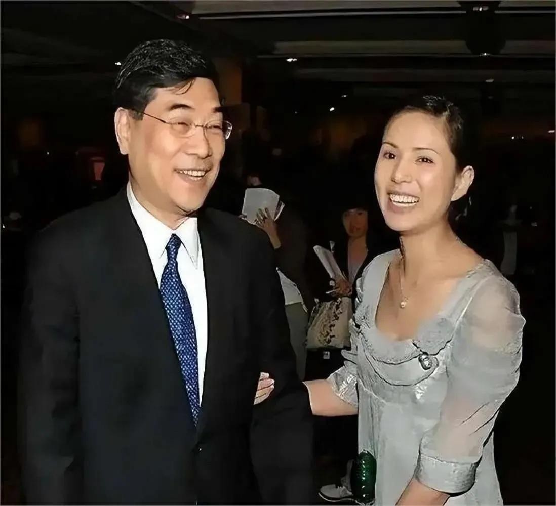 劲爆!昔日小龙女被富商“玩弄”十年,还倒贴数亿!下场太凄惨
