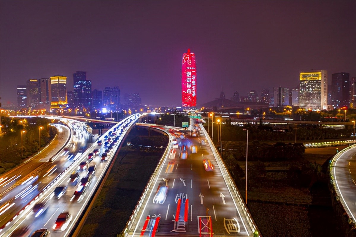 加油郑州,加油河南!时隔40余天,郑州“大玉米”再次点亮夜空