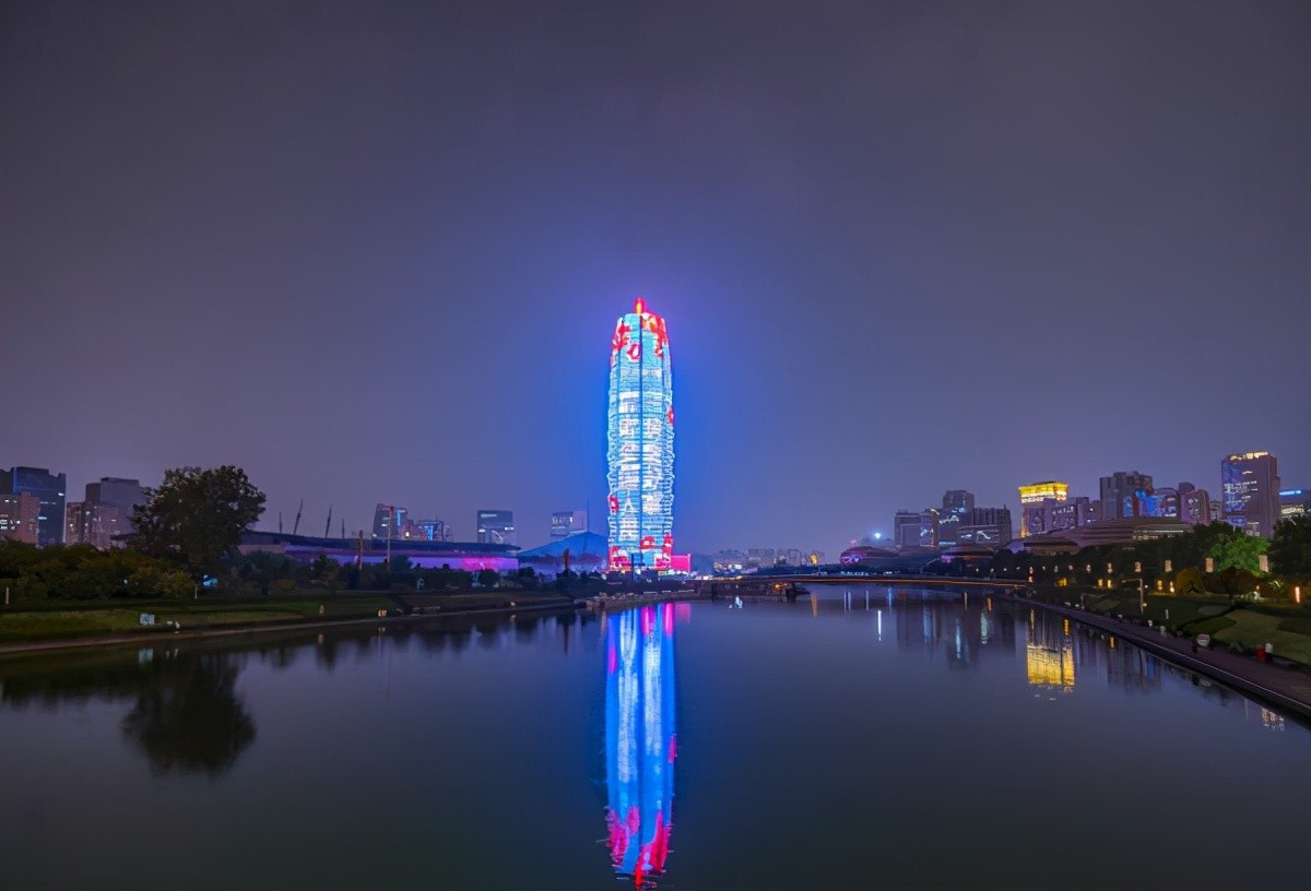 加油郑州,加油河南!时隔40余天,郑州“大玉米”再次点亮夜空