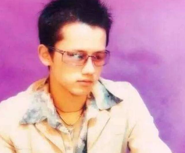 难怪张杰一直是“刘海发型”,直到他掀起刘海,才知啥叫高颜值