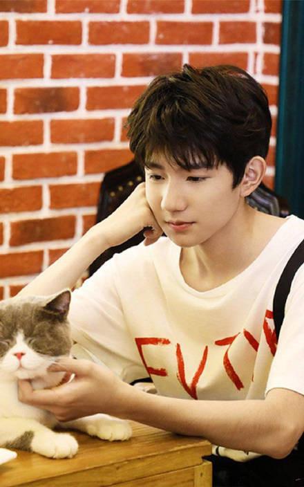 王源打脸粉丝彩虹屁 台下越来越冷漠 变沉默,不爱笑