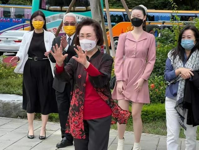 84岁琼瑶罕晒新家日常,一头浓密黑发气色红润,发文否认失智传闻