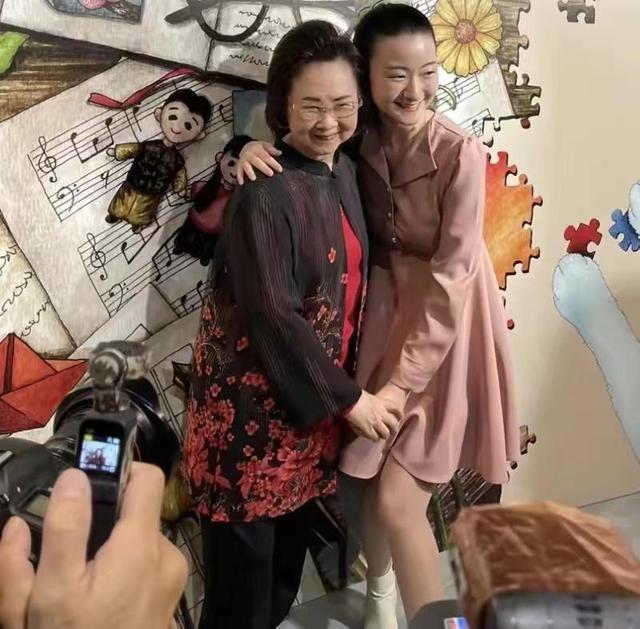 84岁琼瑶罕晒新家日常,一头浓密黑发气色红润,发文否认失智传闻