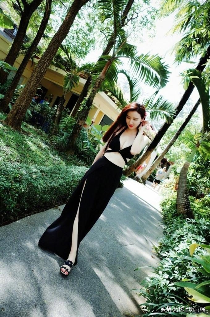 相当哇塞!43岁女神张萌性感写真、身材傲人