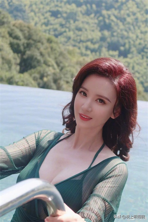 相当哇塞!43岁女神张萌性感写真、身材傲人