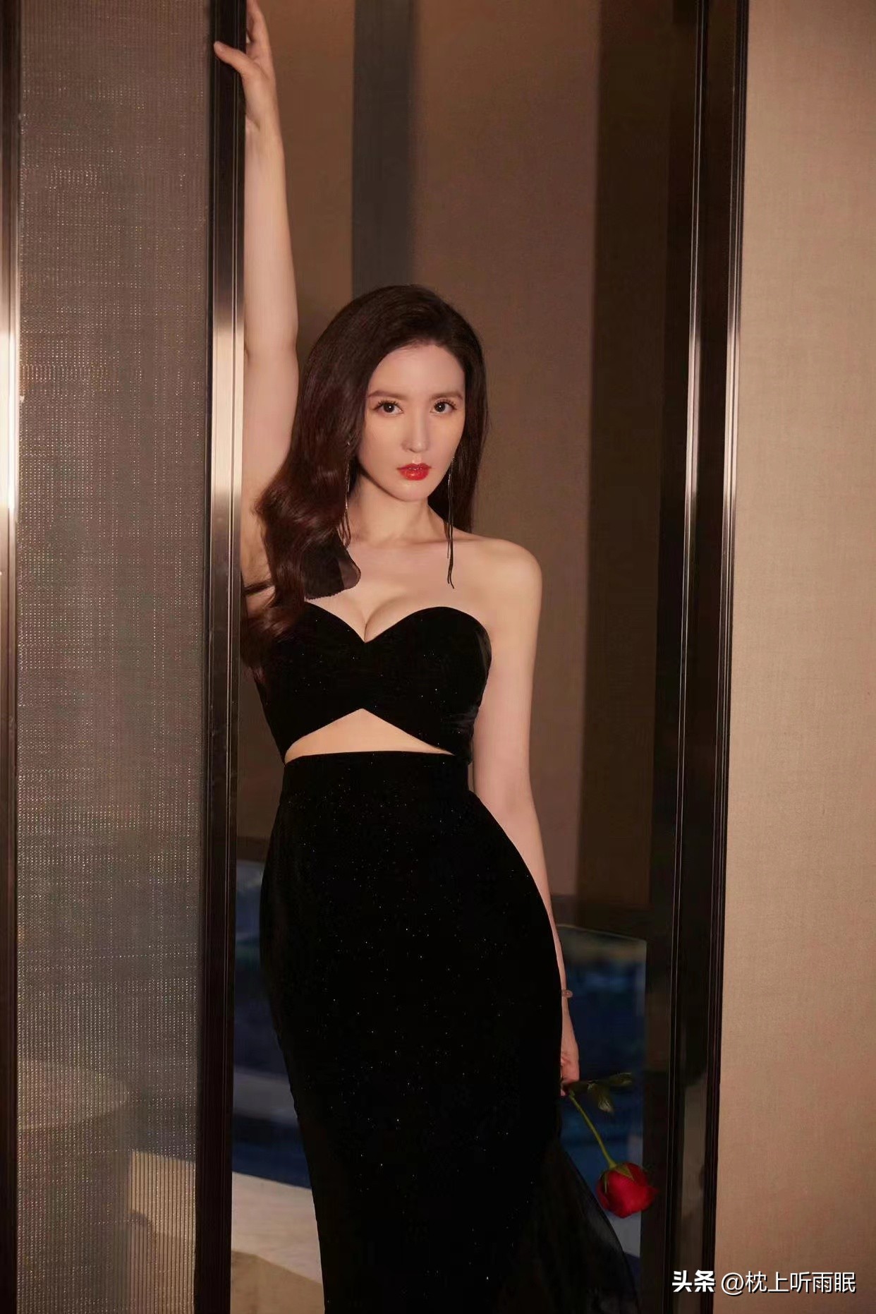 相当哇塞!43岁女神张萌性感写真、身材傲人