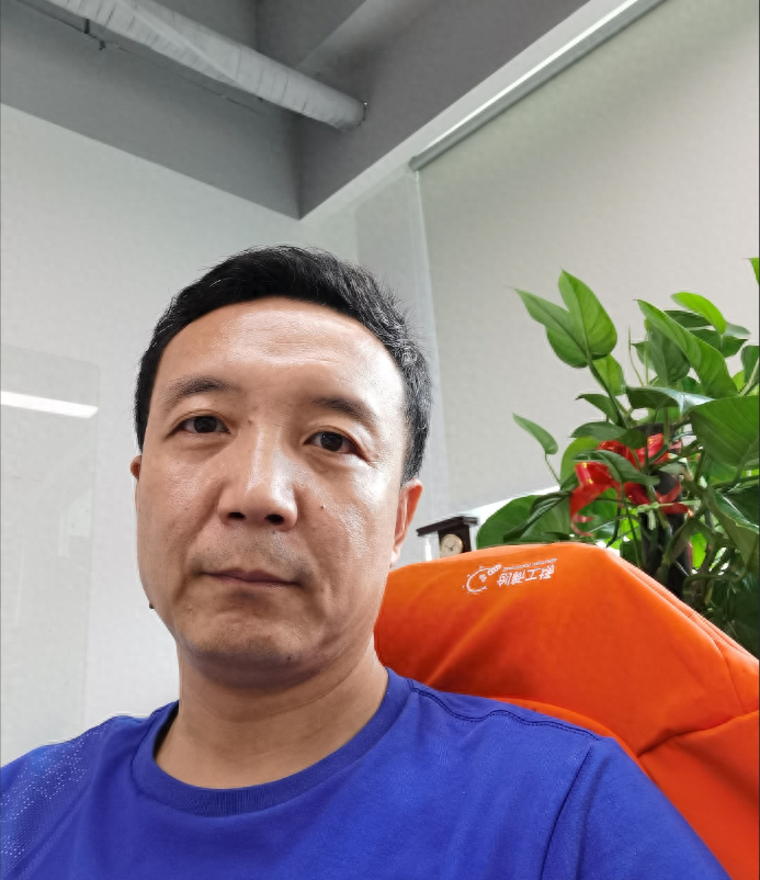 主持人路一鸣:娶校花学妹,45岁离开央视,如今开启了第二人生