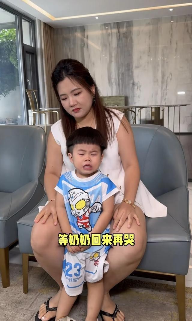 陈三废姐姐陈婷带孩子老公广州逛街被偶遇,一家人颜值一般很低调