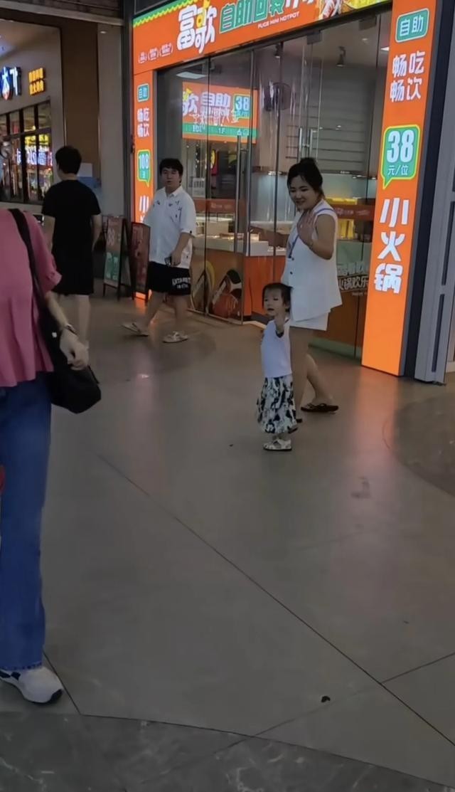 陈三废姐姐陈婷带孩子老公广州逛街被偶遇,一家人颜值一般很低调
