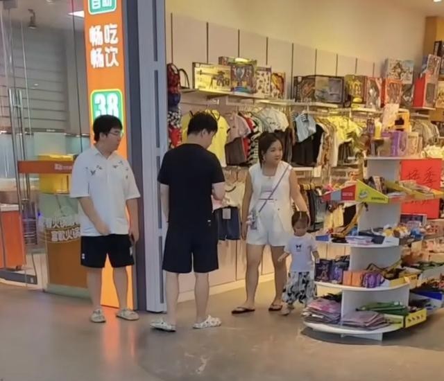 陈三废姐姐陈婷带孩子老公广州逛街被偶遇,一家人颜值一般很低调
