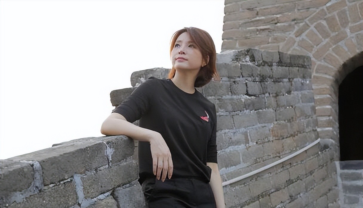 董卿和老公罕见同框!董卿秒变小女人,老公文质彬彬像读书人!