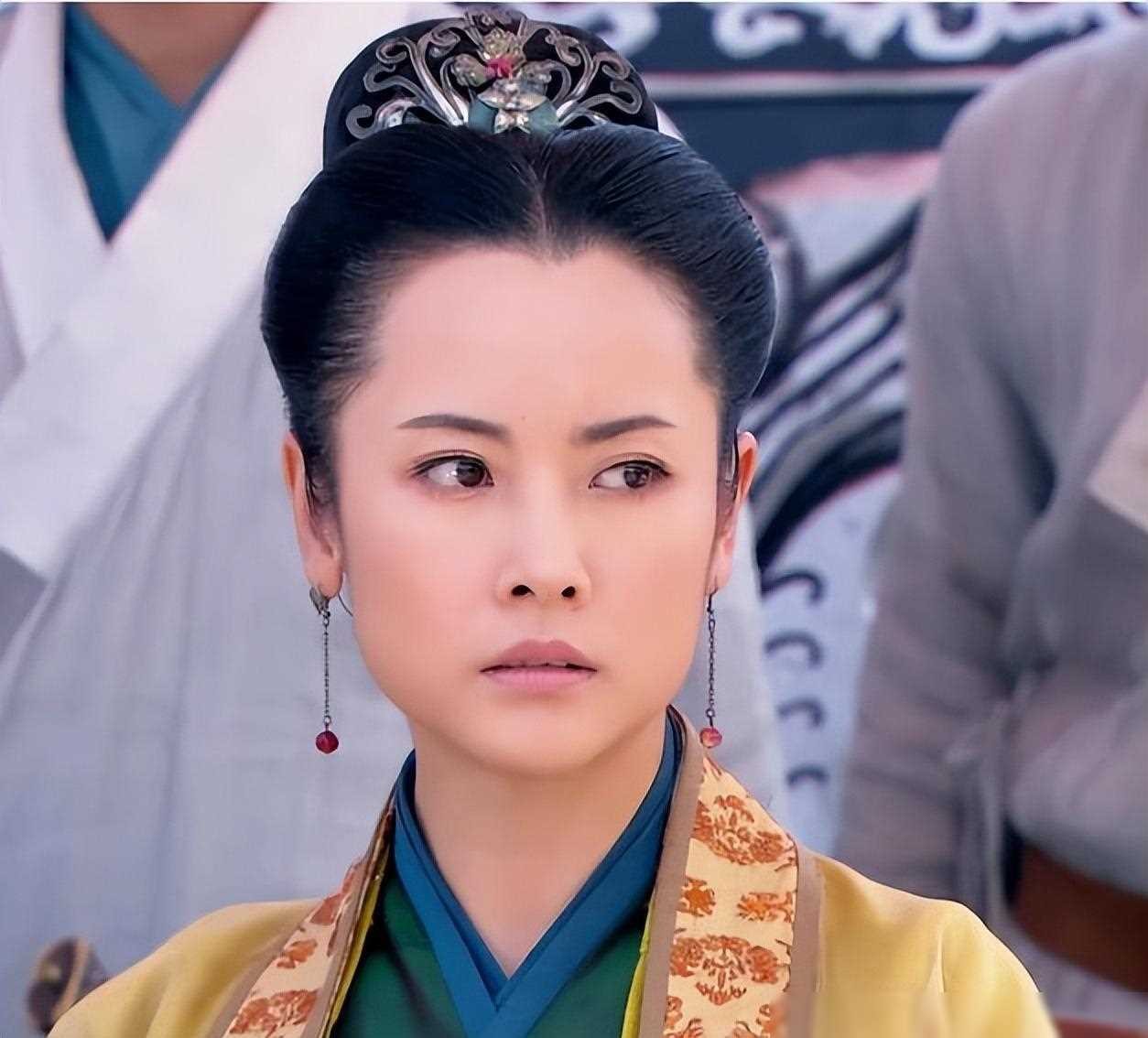 演员杨明娜41岁结婚,高龄生子,44岁与老公田亮离婚,如今怎