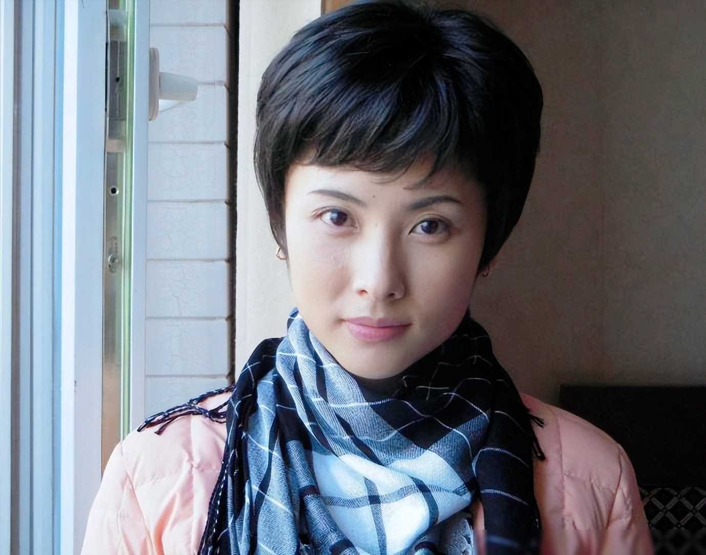 演员杨明娜41岁结婚,高龄生子,44岁与老公田亮离婚,如今怎