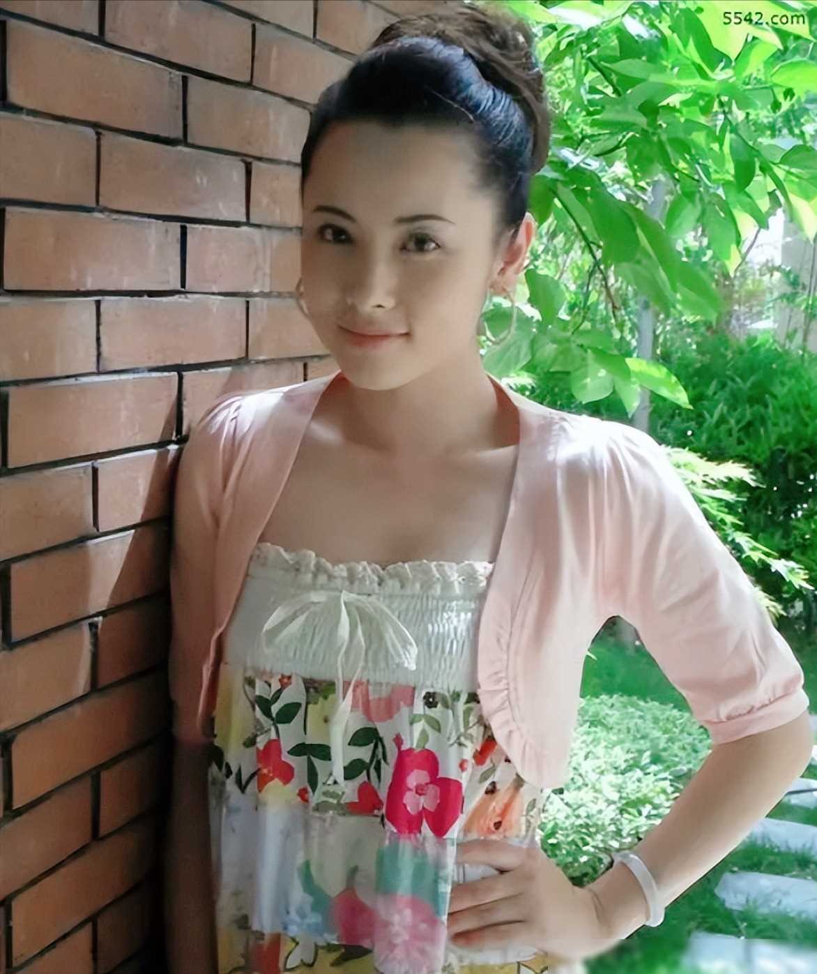 演员杨明娜41岁结婚,高龄生子,44岁与老公田亮离婚,如今怎