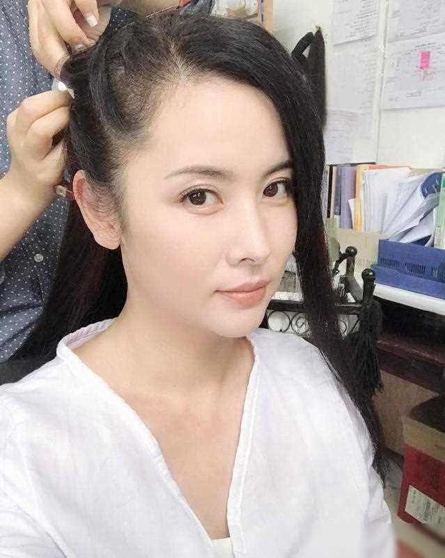 演员杨明娜41岁结婚,高龄生子,44岁与老公田亮离婚,如今怎