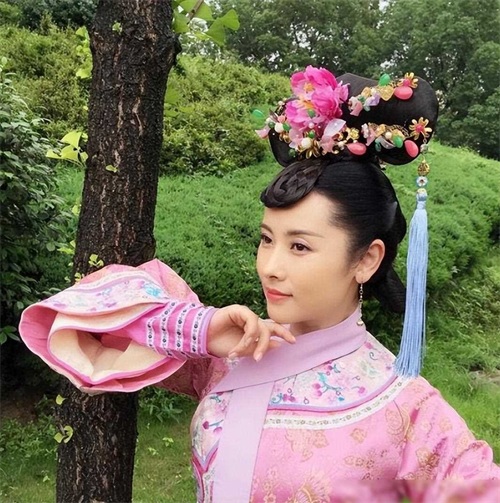 演员杨明娜41岁结婚,高龄生子,44岁与老公田亮离婚,如今怎