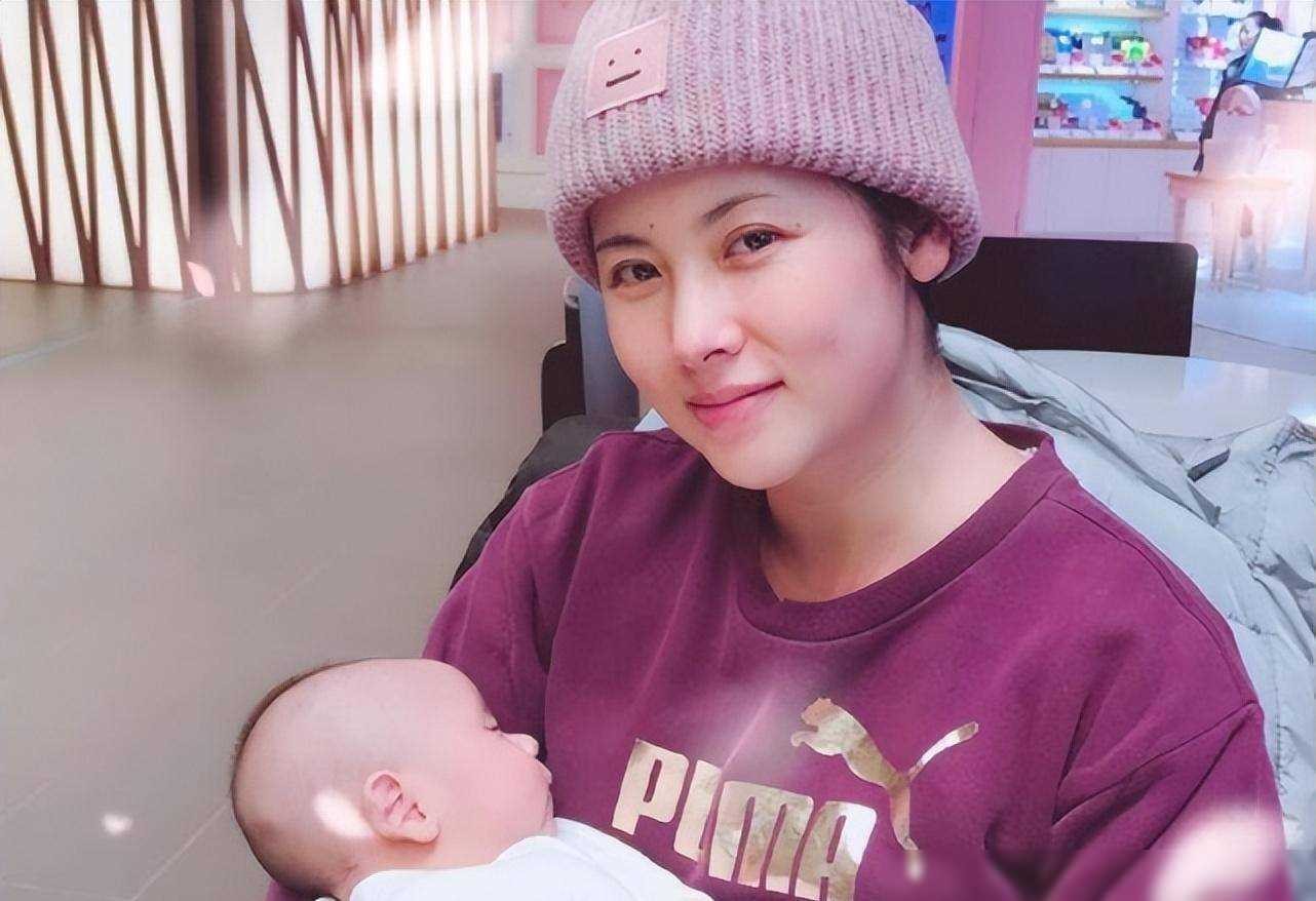 演员杨明娜41岁结婚,高龄生子,44岁与老公田亮离婚,如今怎