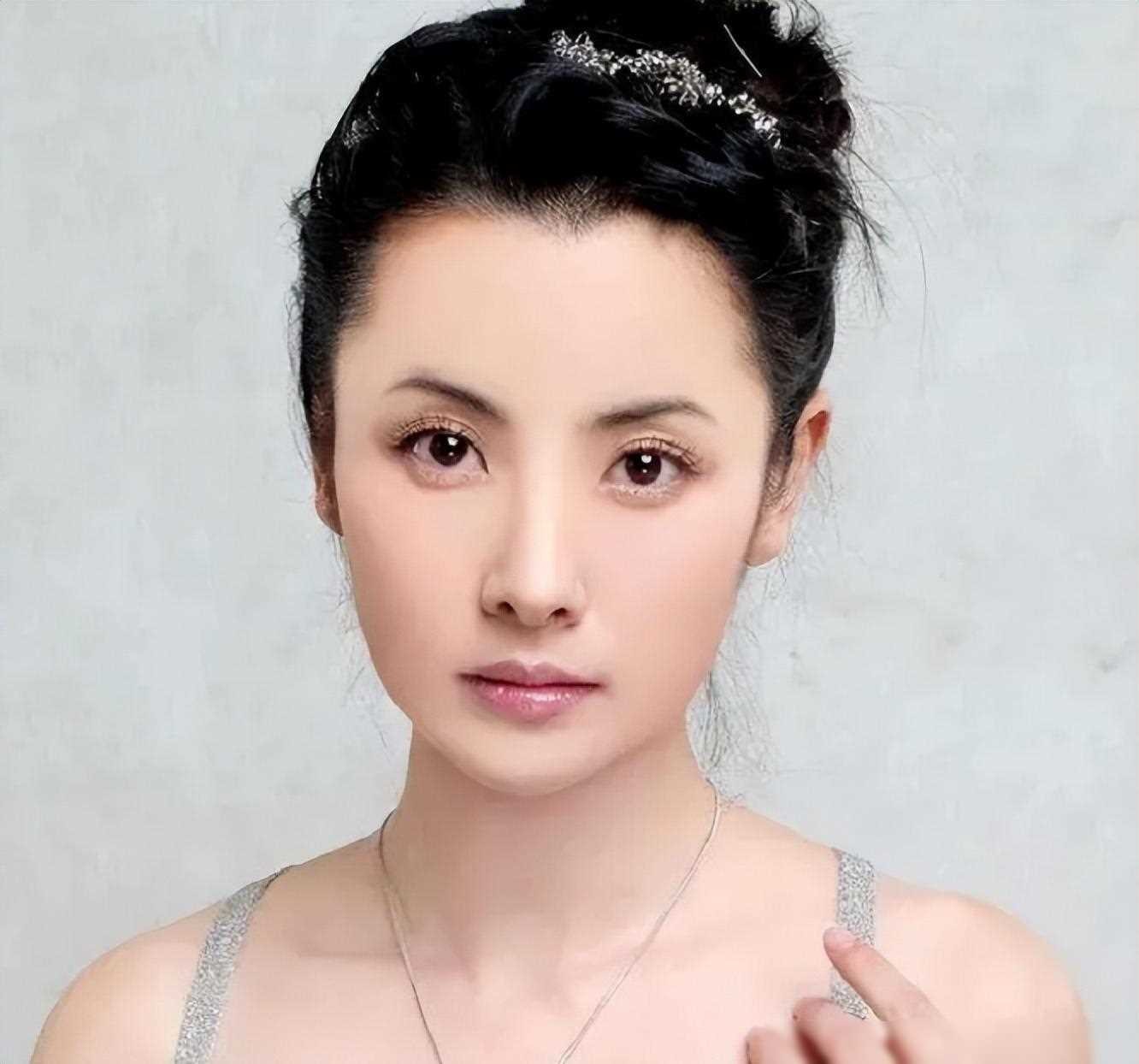 演员杨明娜41岁结婚,高龄生子,44岁与老公田亮离婚,如今怎