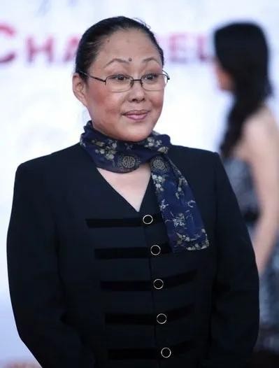 74岁斯琴高娃近况曝光儿子入狱老公离世被除名国家一级演员不后悔